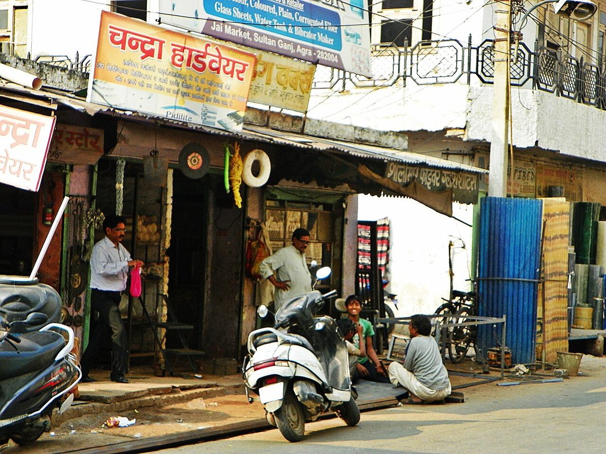 Agra 194 - street scene (27727186428).jpg