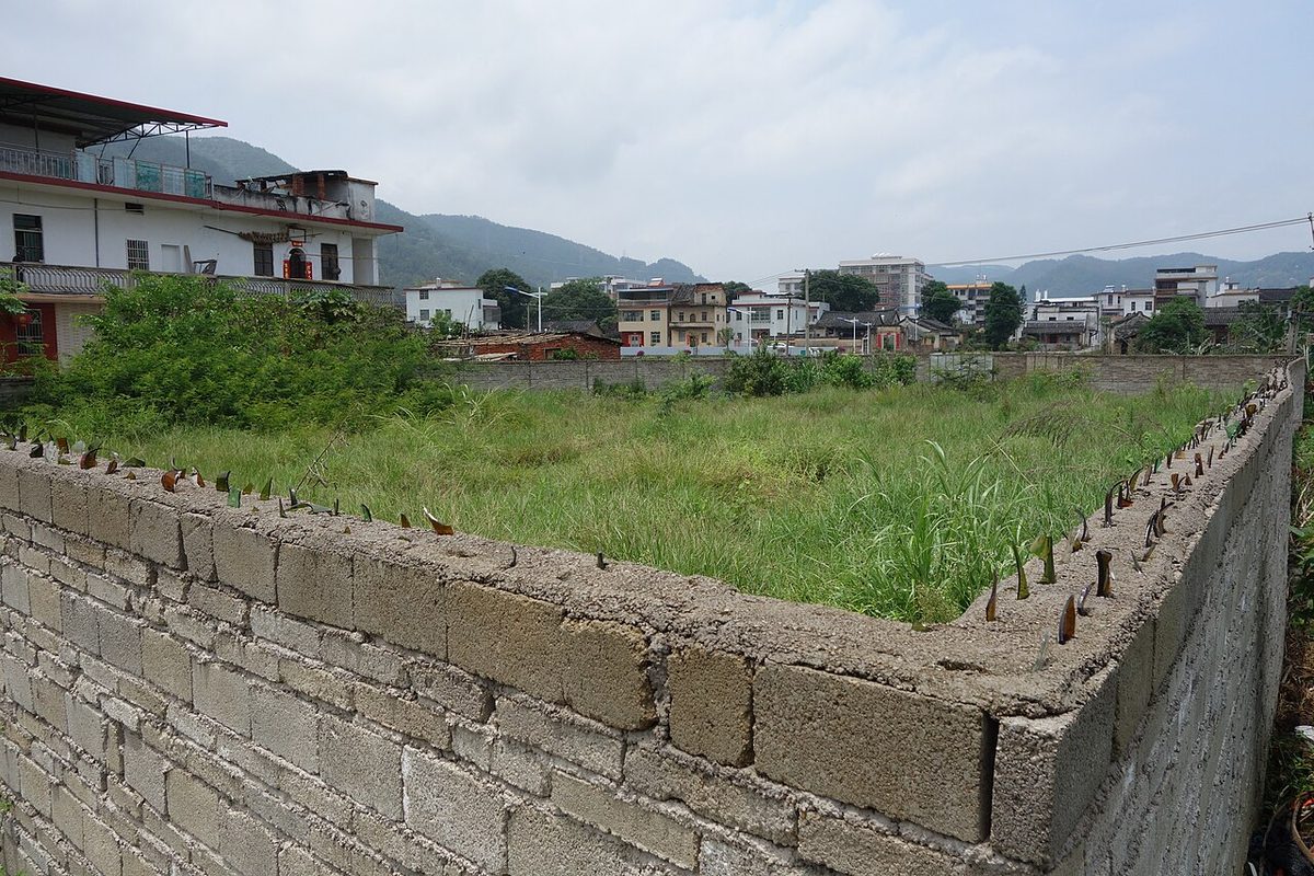 Someone is really serious about keeping his plot of land empty... (19876170725).jpg