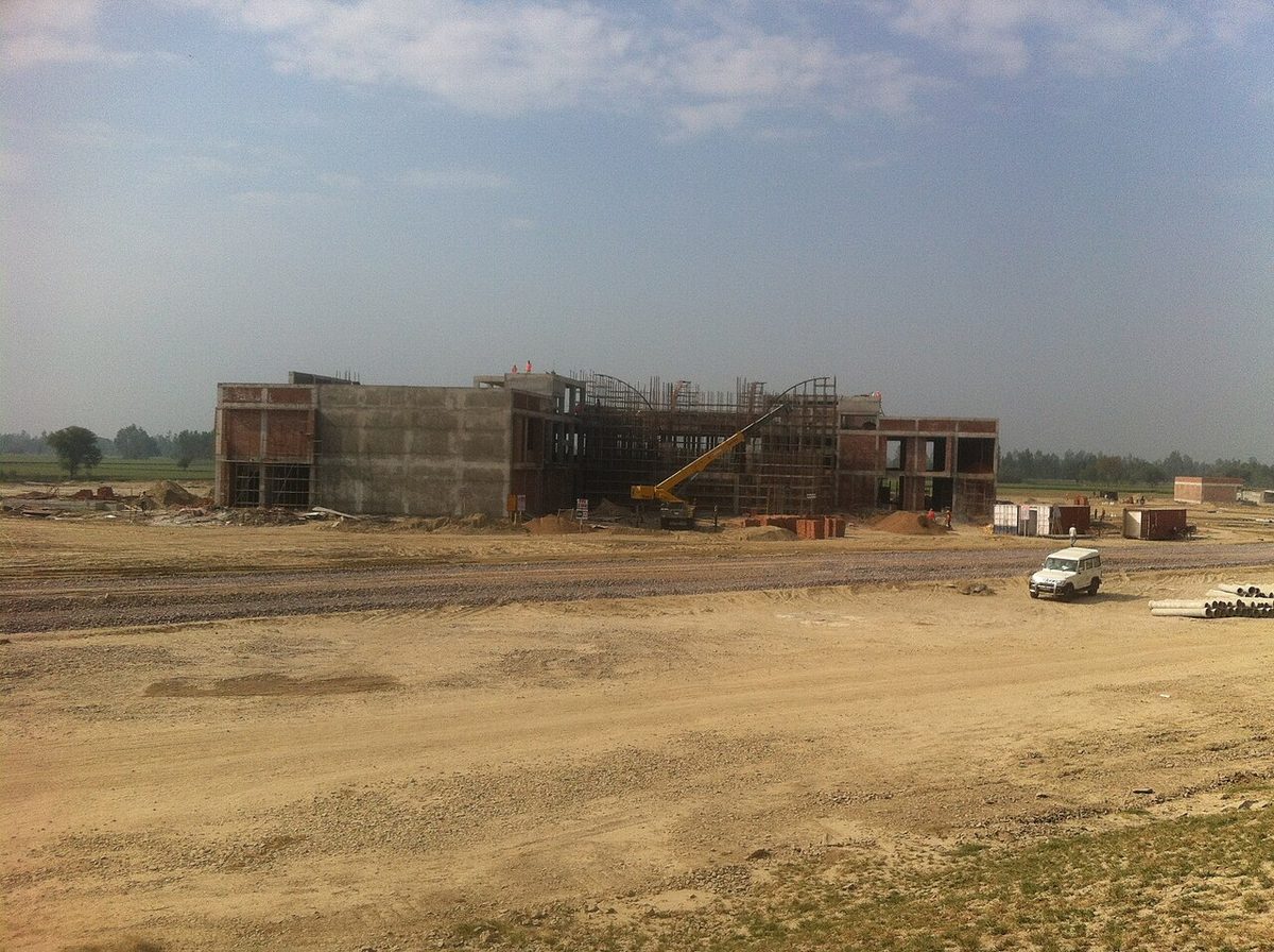 Rest-area01 Agra Lucknow Expressway (32943587560).jpg