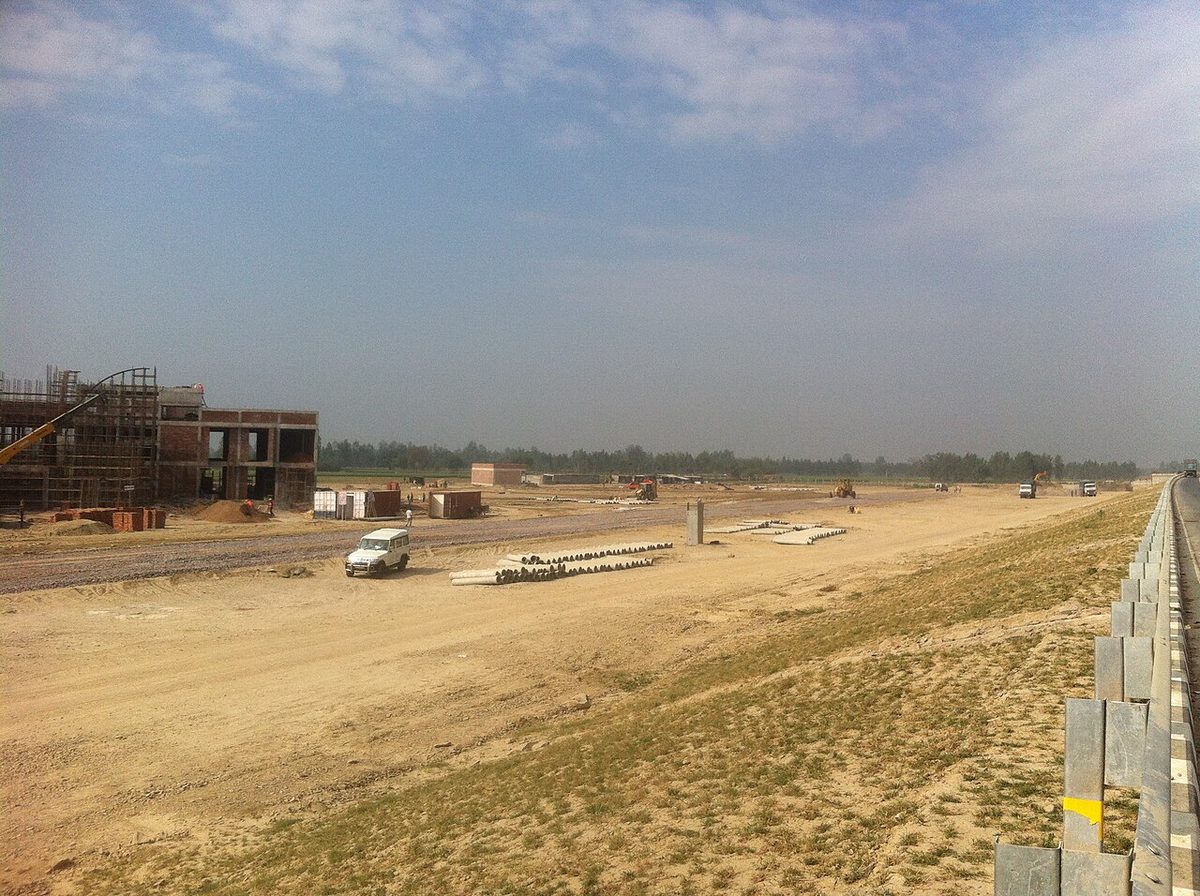 Rest-area02 Agra Lucknow Expressway (32943580240).jpg