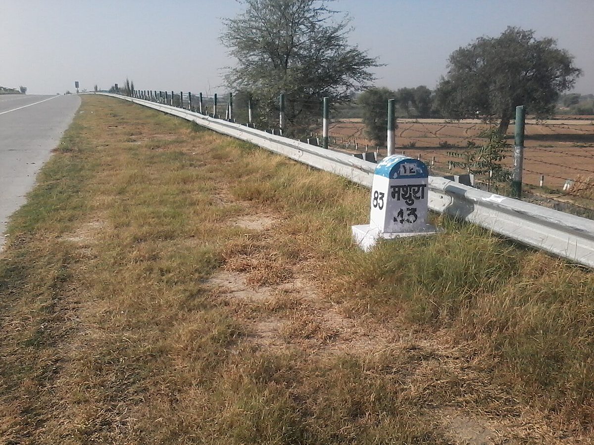 A milestone on Yamuna Expressway.jpg