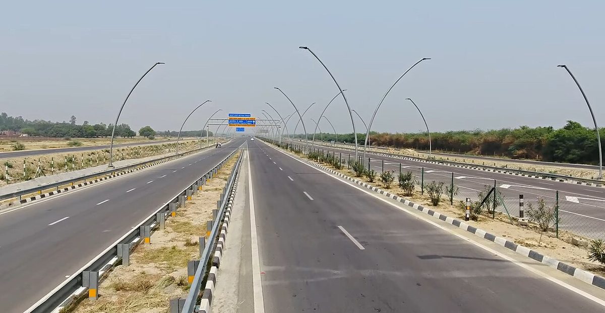 Agra-Lucknow Expressway 00D2E99F-74F0-4EAF-924A-BA7AFD5C1EA9.jpg